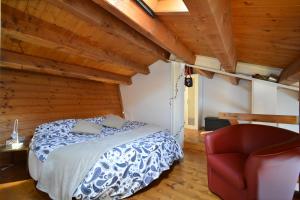 una camera con letto e sedia rossa di CHEZ LA REINE .....un'idea di CHALET IN CITTA' a Vicenza