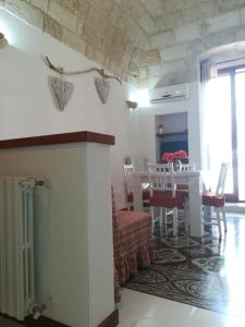 ポリニャーノ・ア・マーレにあるCasa Di Antonioのキッチン、ダイニングルーム(テーブル、椅子付)