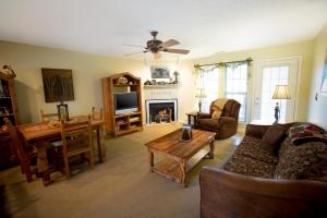 ein Wohnzimmer mit einem Sofa und einem Tisch in der Unterkunft Salt Creek Golf Retreat in Nashville
