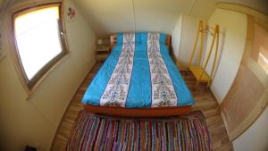 a small bedroom with a bed in the attic at Zagroda Warmińska Pszczoła in Purda