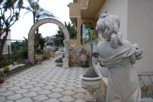 A garden outside B&B Villa Marinetti
