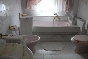 A bathroom at B&B Villa Marinetti