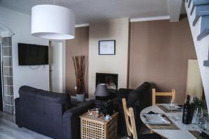 a living room with a couch and a table at Casa Grainha Vidigueira in Vidigueira