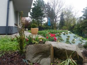 ogród z kamieniami i kwiatami na dziedzińcu w obiekcie Biały domek w Wiśle