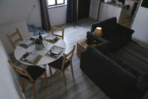 ein Wohnzimmer mit einem Tisch und einem Sofa in der Unterkunft Casa Grainha Vidigueira in Vidigueira