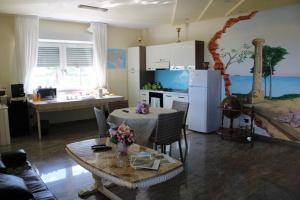 A television and/or entertainment centre at B&B Villa Marinetti