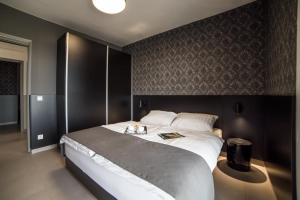 A bed or beds in a room at PR1MO Apartmanok