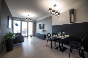 A seating area at PR1MO Apartmanok