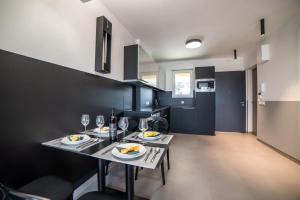 A kitchen or kitchenette at PR1MO Apartmanok