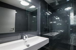 A bathroom at PR1MO Apartmanok