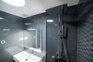 A bathroom at PR1MO Apartmanok