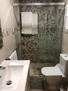 een badkamer met een douche, een toilet en een wastafel bij APARTAMENTO 128 ESPINEL in Ronda +26 foto's