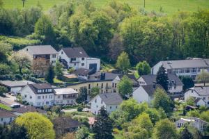 eine Luftansicht eines Wohnviertels mit Häusern in der Unterkunft Gaestehaus Jufferpanorama in Brauneberg