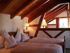 Postel nebo postele na pokoji v ubytování Hotel zur Krone + 30 fotografií