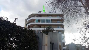 un grand bâtiment avec une flèche verte au-dessus dans l'établissement Bright Studio, à Funchal