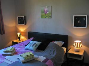 PayracにあるLa Chêneraieのベッドルーム1室(ランプ2つ、枕2つ付)