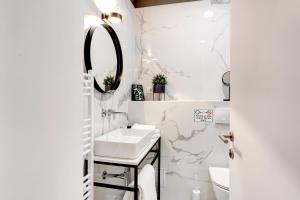 Kamar mandi di Club boutique rooms