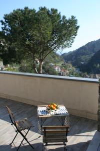 - une table avec un bol de fruits sur le balcon dans l'établissement Casa Sclavo, à Tramonti