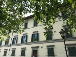 un edificio con persianas verdes y luz de la calle en Santa Rosa Florence Apartments 3 Bedrooms - Private Parking, en Florencia