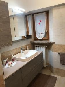 een badkamer met een wastafel en een spiegel bij B&B da Giorgia in Crodo