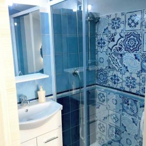 A bathroom at La finestra sul cortile Még 32 kép