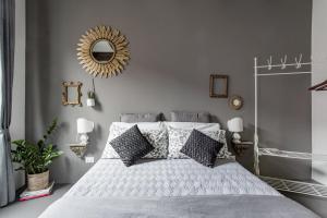 Charming flat Righi Bologna في بولونيا: غرفة نوم بسرير كبير مع مرآة