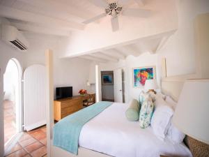 Cama o camas de una habitación en Windjammer Landing Resort and Residences