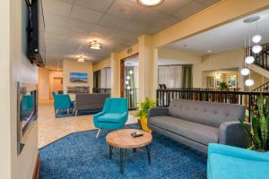 Ein Sitzbereich in der Unterkunft Ramada Plaza by Wyndham Nags Head Oceanfront