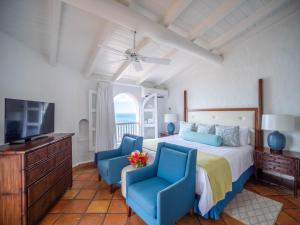 Una televisión o centro de entretenimiento en Windjammer Landing Resort and Residences