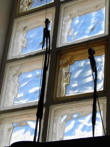 deux oiseaux sont suspendus devant une fenêtre dans l'établissement Casa Rural del Aire Torrellas TarazonaMoncayo, à Torrelles