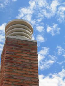 une tour en briques avec un entonnoir en haut dans l'établissement Casa Rural del Aire Torrellas TarazonaMoncayo, à Torrelles