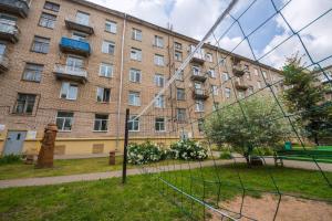 a large brick building with a fence in front of it at Апартаменты на Ленинской от ApartmentCity in Mogilev