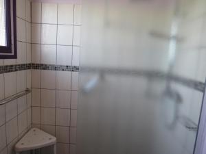 La salle de bains est pourvue d'une douche et de toilettes. dans l'établissement La Hugotière, à Friville-Escarbotin