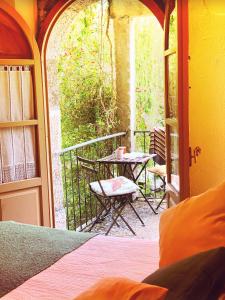 a room with a balcony with a table and a table at Finca Galea in Carballido