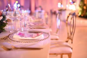 a row of tables with wine glasses and napkins at Hotel Continental in Vorë