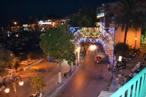 una calle de la ciudad con un arco con luces de Navidad en Maridea - Appartamenti Via Dante, en Ponza