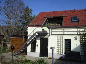 Casa blanca con escalera en la ventana en Mönchswalder Blick en Großpostwitz