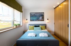 una camera con letto blu e 2 cuscini di Brand new modern townhouse a Vilnius