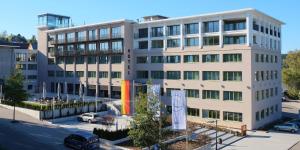 um edifício de escritórios em frente a uma rua em Hotel Federwerk em Sankt Georgen im Schwarzwald