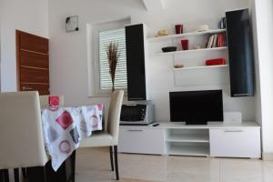 TV a/nebo společenská místnost v ubytování Apartment Zoranica Novalja