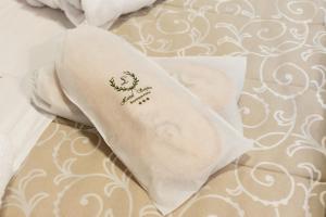 un asciugamano bianco seduto sopra un letto di Hotel Sophia a Hydra