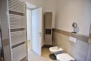 een badkamer met toilet en wastafel bij Stylish Lakefront House in Lovere +43 foto's