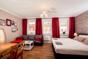 a bedroom with two beds and a table and a couch at Ferienwohnung Gründerhaus in Brandenburg an der Havel