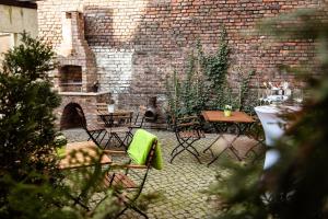 eine Backsteinterrasse mit einem Tisch und Stühlen sowie einem Kamin in der Unterkunft Ferienwohnung Gründerhaus in Brandenburg an der Havel