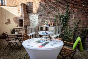 Una mesa con copas de vino encima. en Ferienwohnung Gründerhaus, en Brandenburg an der Havel