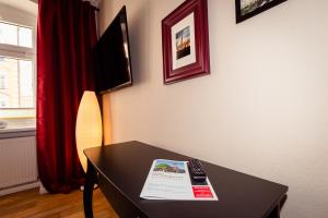 Habitación con una mesa con mando a distancia. en Ferienwohnung Gründerhaus, en Brandenburg an der Havel