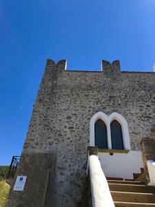 パリヌーロにあるL'Antica Torre Del Portoの窓が2つあり、階段が2つある建物