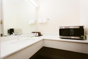 Bathroom sa scottish inn & suites