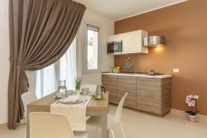 Kuchyňa alebo kuchynka v ubytovaní Travini Hotel Residence