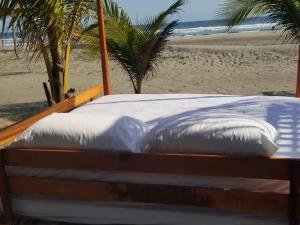 Postel nebo postele na pokoji v ubytování Nichos Beach Villas
